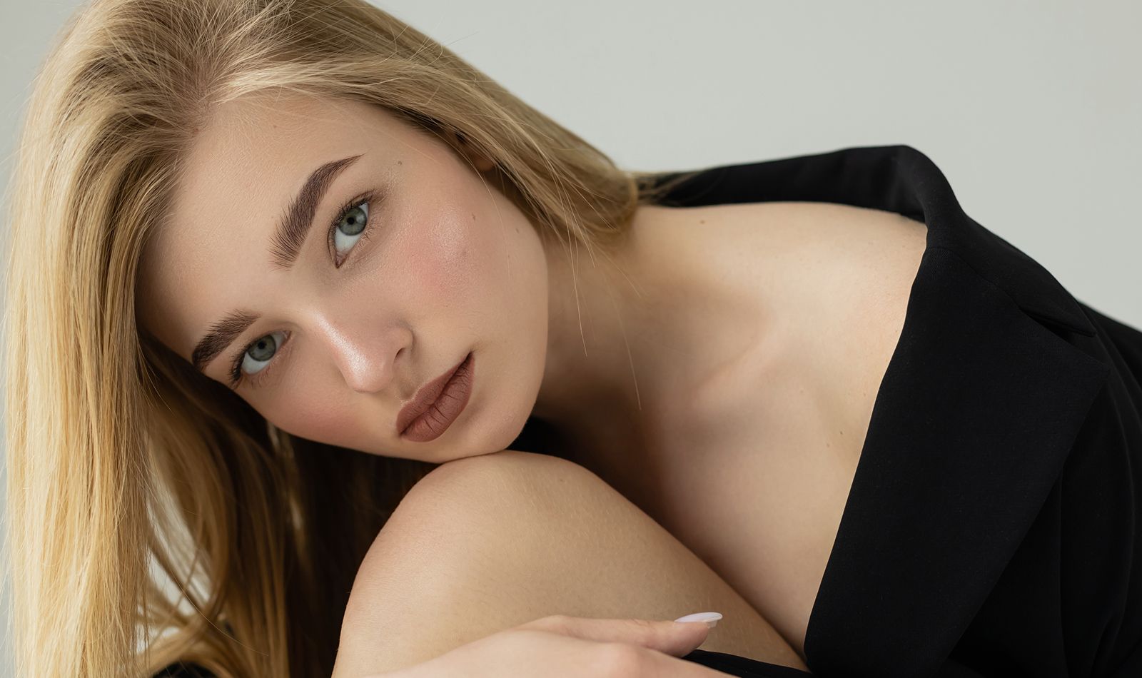 Portrait of a woman with blonde hair.